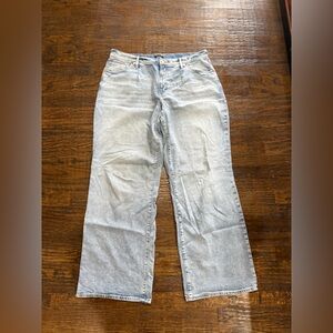 EXPRESS
High waist
Wide leg
Size 14
Light wash jean
90s style
